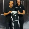 Ludnica: Osman predstavljen u crno-belom, čuveni srpski košarkaš mu predao dres, navijači napravili spektakl