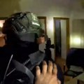 (Video) Specijalci upali u stan u Novom Sadu: Begunca zatekli na spavanju, nije stigao ni da se pomeri!