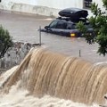 Poplave na Peloponezu: bujice nosile automobile, oštećeni mostovi i putevi