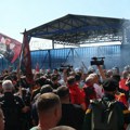 Totalni haos u Prištini! Pristalice tzv. OVK razbijaju prozore na zgradi privremenih institucija zbog presude Tačiju: "UČK" se…