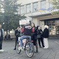 Direktor Centra za socijalni rad u Leskovcu na štandu SNS-a tokom radnog vremena