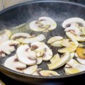 Skuvali ste pečurke za ručak, a jedete ih tek uveče? Nutricionistkinja objasnila zašto to vodi ka trovanju