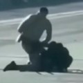 Šokantan snimak ubistva u Americi zgrozio javnost: Policajac upucao čoveka dok je ležao na putu! Video