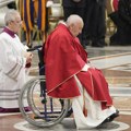 Nije pokazivao umor: Dan nakon otkazivanja učešća u procesiji papa prisustvovao Uskršnjem bdenju u bazilici Svetog Petra…
