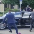 Ranjenog Roberta Fica obezbeđenje unosi u automobil: Novi snimak nakon atentata na slovačkog premijera (uznemirujući video)