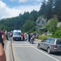 Teško povrđen stariji muškarac kod Priboja: Izašao iz autobusa i krenuo da pređe put, a onda ga pokosio motociklista…