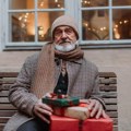 Poštar doneo deki novogodišnji poklon, ali je on odbio da ga otvori: Kad ga je uveo u kuću, suze su mu same tekle od onoga što…