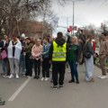 Studenti i građani u Nišu šetaju od Vojne bolnice do Gradske kuće: Čuju se pištaljke i vuvuzele