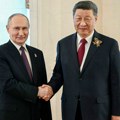 Mediji: Putin i Si aktivno komunicirali tokom Parade pobede