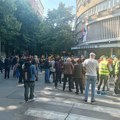 Studenti i građani u Nišu protestuju zbog hapšenja veterana ispred Policijske uprave