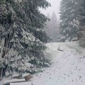 Prizori ostavljaju bez daha: Meštani i vozači u neverici - na Jabuci kod Prijepolja sneg veje kao u decembru!