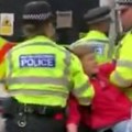 Britanska policija ne tuče tuđi narod, već svoj: Više od 50 uhapšenih demonstranata (foto/video)