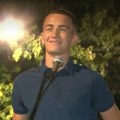 Brucos Lazar Geratović na protestu: „Otpuštate stručnjake da biste ućutkali porodice“ (VIDEO)