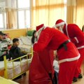 Чланови ГСС поделили новогодишње пакетиће деци у болници у Новом Саду