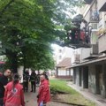 Drama u Zemunu: Muškarac pao sa drugog sprata na sims, vatrogasci-spasioci izveli neverovatnu akciju