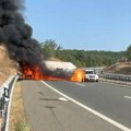 (Foto) izgorelo vozilo na "milošu velikom": Buktinja nasred auto-puta kod Liga, saobraćaj ka Čačku otežan