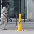 Objavljen snimak napada u Parizu: Napadač imao dva noža i uzvikivao "Alah mi je naredio" (uznemirujući video)