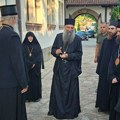 Patrijarh Porfirije stigao u Gračanicu: Poglavar SPC sutra služi liturgiju i vidovdanski parastos (foto)