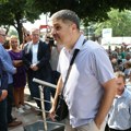 Ovako su građani dočekali Koluviju ispred Specijalnog suda (VIDEO)