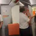 Vrela akcija u WC-u aviona, putnici se prepustili strastima, osoblje se hvatalo za glavu (VIDEO)