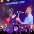 (Video) Nole izašao na binu, pa dohvatio saksofon: Pometnja na koncertu Stjepana Hausera! Đoković dokazao da je šoumen…