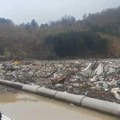 Uznemirujuće slike iz Priboja: Od đubreta se ne vidi Lim, poplavni talas doneo eko-bombu koja preti da eksplodira! (video…