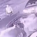 (Video) Horor u Novom Pazaru: Trojica palicama brutalno pretukla muškarca pred ženom i djetetom!