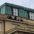 Drama u Pragu: Studenti se od napadača sakrili na simsu (foto)