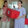 Daruju od srca: Pokloni za majke i bebe u bijeljinskoj bolnici