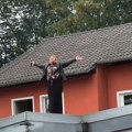 Pevačica se popela na krov da peva: Ćana napravila haos u porti hrama, hit snimak kruži mreže