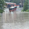 Voda guta automobil na Voždovcu, u Mirijevu "slapovi" posle kiše! Ljudi gledaju u neverici, nezapamćeno nevreme u prestonici