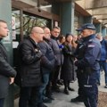 Pripadnici dela opozicije blokirali sud i tužilaštvo u Novom Sadu Policija uspostavila kontrolu nad ulazom u zgradu, stigla i…