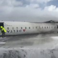 Horor u Torontu: Avion se prilikom sletanja prevrnuo na krov, vatrogasci izvlače putnike (foto/video)