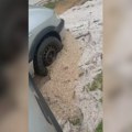 (Video) Kolima se zaglavio u pesku i ledu! Čovek ne može da veruje kakvo ga je nevreme snašlo, ovako nešto nismo videli