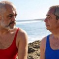 (Foto) edi Rama u crvenom kupaćem kostimu, evo ko sedi pored njega! Žestoka svađa na društvenim mrežama kulminirala urnebesnom…