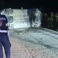 Jeziva nezgoda kod Užica: Automobil pun maloletnika udario u betonski most i prevrnuo se