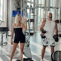 Poznati pevač ima brutalno zgodnu ženu! Vatrena plavuša pokazala telo u bikiniju, 11 godina je mlađa od njega i sve puca na…
