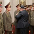 Kim Džong Un grli vojnike i kleči pred portretima palih korejskih boraca iz Ukrajine