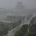 (Video): Oboreno drveće, nestalo struje, poplavljeni putevi, talasi visine metra - već je počelo uništenje! Snažan tajfun se…