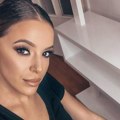 Bivša žena našeg pevača u vreloj haljini na svadbi rijaliti učesnika! Nedavno se porodila i izgleda savršeno: On je ljubi i…