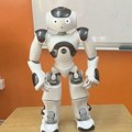 (Video) Robot stigao u osnovnu školu u Kikindi: Na časovima pomaže učiteljima, a evo šta sve može da radi