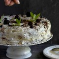 Brzo se priprema: Ovo je predivna torta bez jaja, mleka i pečenja, obožavaće je i mladi i stariji