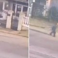(Video) Pogledajte snimak sa sigurnosne kamere: Nestali dečak u Nišu snimljen kako hoda ulicom u pidžami