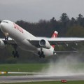 Hitno evakuisano 232 putnika na pisti: Otkazao motor na poletanju, avion naglo kočio, kuljao dim iz točkova