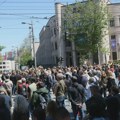 Studenti se okupili kod Pravnog i krenuli ka "Ribnikaru" kako bi odali poštu