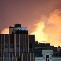 Најмање 8 људи погинуло у пожару у тржном центру. Велики стубови црног дима куљају из вишеспратне зграде у Техерану