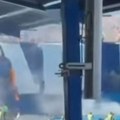 Zapaljena najveća zastava Bed Blu Bojsa: Haos na derbiju Dinamo - Hajduk, požar je podmetnut?