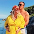 DEA ĐURĐEVIĆ sa suprugom na moru: Voditeljka tik pred porođaj uživa sa partnerom, ona u žutoj haljini, a njemu ispali mišići…