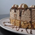 Kinder Bueno torta koja osvaja na prvi zalogaj: Kremasta, hrskava i prepuna lešnika i čokolade