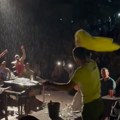 VIDEO Novak napravio lom na koncertu: Skinuo se na kiši i počeo da luduje, pa grlio Vladu Georgieva